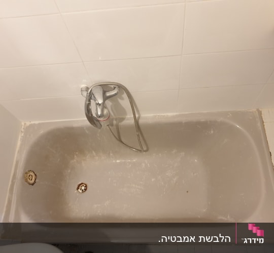 אמבטיה עם ברז כרום וקירות מרוצפים בלבן